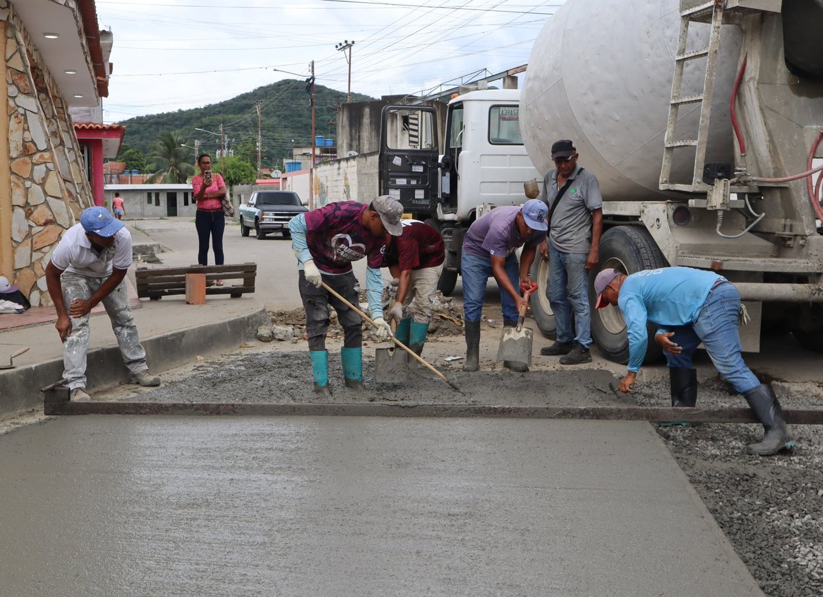 apuertocabello's tweet photo. AVANZAN #AEstaHora los trabajos de vaciado de concreto en losas de la entrada del sector La Laguna en la Urb. Las Corinas parroquia Goaigoaza, trabajos complementarios a la reconstrucción del cajón de aguas pluviales que se realizan en el lugar #OrgullosoDeSerVenezolano #2Jul 👍 https://t.co/WApqU4Mj4q