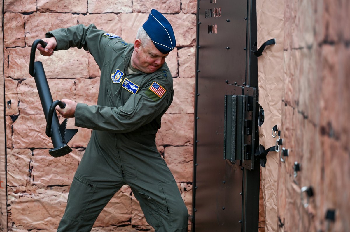 445AW's tweet image. During his visit last month, Maj. Gen. D. Scott Durham, 4th Air Force commander, and his wife Jennifer visited several wing units to include civil engineer, logistics readiness, aerial port, maintenance, breakfasts with company grade officers and 1st sergeants, and more. 
#445aw