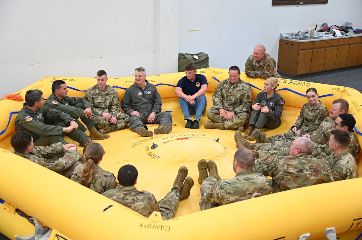 445AW's tweet image. During his visit last month, Maj. Gen. D. Scott Durham, 4th Air Force commander, and his wife Jennifer visited several wing units to include civil engineer, logistics readiness, aerial port, maintenance, breakfasts with company grade officers and 1st sergeants, and more. 
#445aw