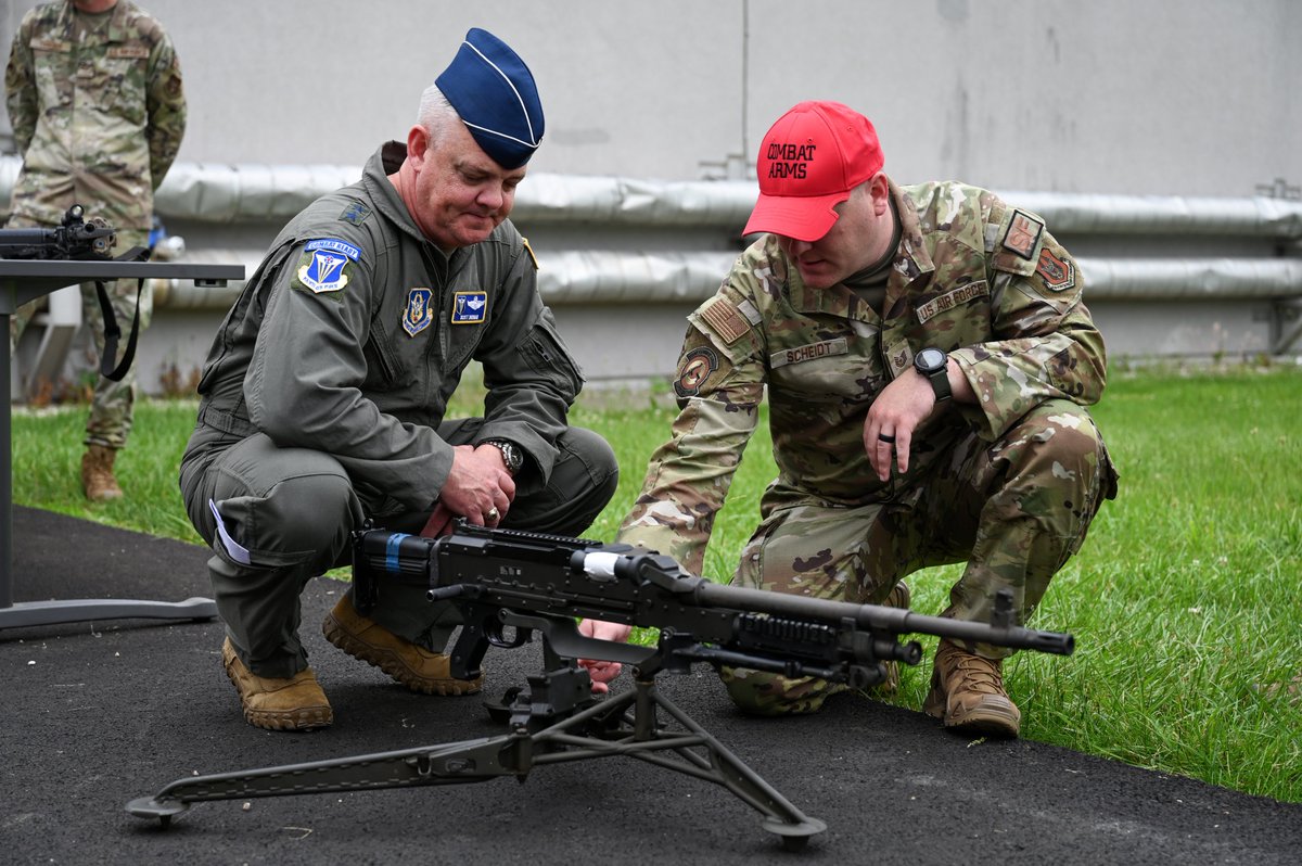 445AW's tweet image. During his visit last month, Maj. Gen. D. Scott Durham, 4th Air Force commander, and his wife Jennifer visited several wing units to include civil engineer, logistics readiness, aerial port, maintenance, breakfasts with company grade officers and 1st sergeants, and more. 
#445aw