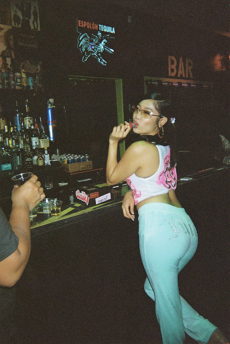 FreshestPilot's tweet image. took these pictures of the homegirls. they came out so fyeee 🔥🔥🔥🔥