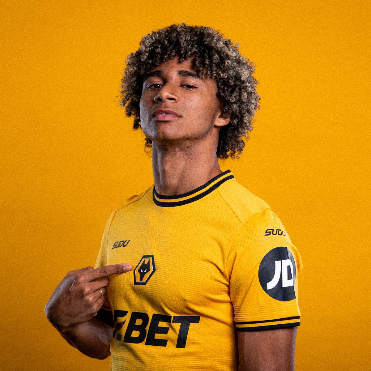 Wolves's tweet photo. Two new players, one new kit 😍

⏰ 9am online | 12pm in-store

ℹ️ https://t.co/RPHOewkDL3 https://t.co/EWbxpyUcz9