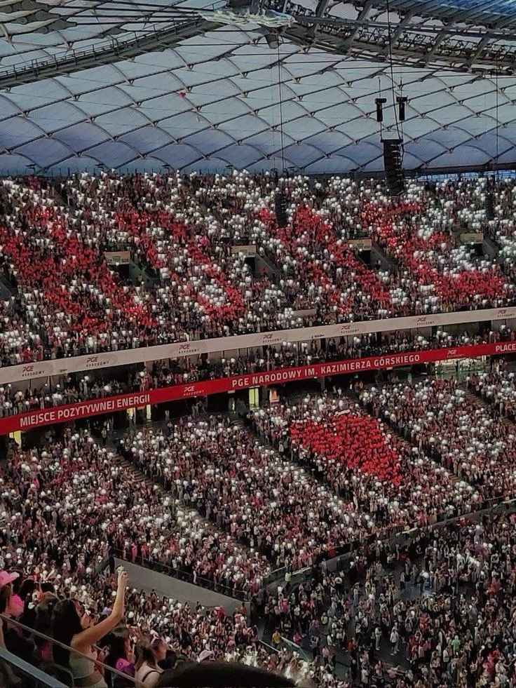 harrycuddlesss's tweet photo. warsaw will always be iconic ❤️ https://t.co/2mbFeEKR3T