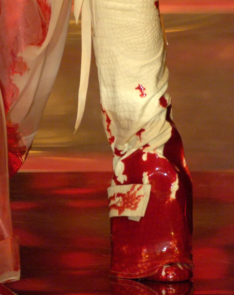 LaModeUnknown's tweet photo. The bloody details of Christian Dior by ✨John Galliano✨ Spring/Summer 2006 Couture. 🩸 https://t.co/5LQFX02PlP