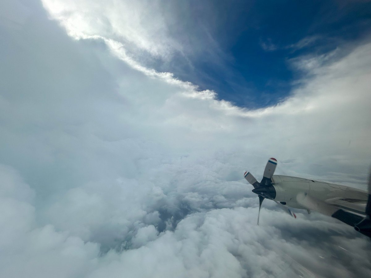 CerebrosG's tweet photo. Que locura, fotografías dentro del ojo del huracán categoría 5 Beryl.

📷: Teniente comandante Kevin Doremus, NOAA. https://t.co/y9uLNk6Ehf