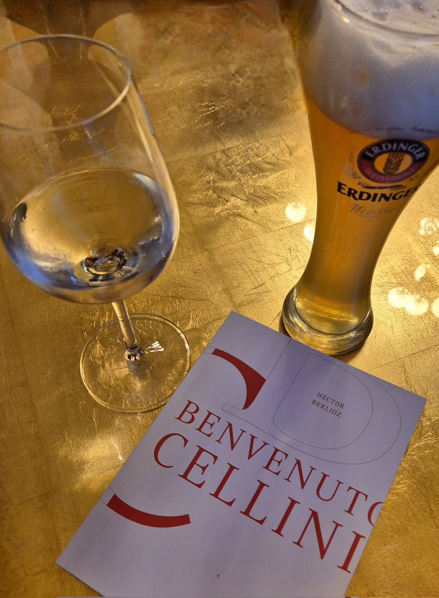 Opernjunkie's tweet photo. "Ah, quel chaos, quel embarras!
Ah, quel fracas!"

So viel #InterOpernWein kann man in der kurzen Pause gar nicht trinken, um sich dieses furchtbare Dirigat von #Bisanti schönzutrinken! https://t.co/kTicXTfBsr