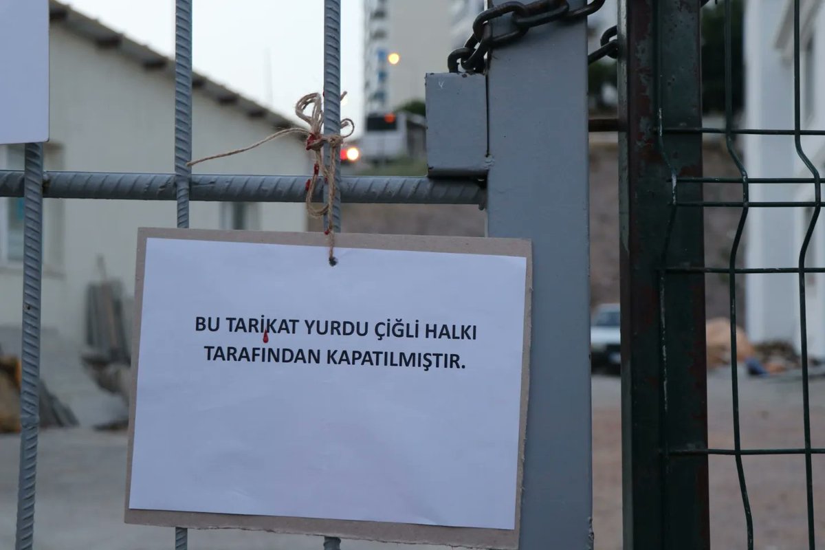 Sivas Katliamı'nın üzerinden otuz bir yıl geçti. Bugün Çiğli-Güzeltepe'de açılmak istenen tarikat yurduna mahalle meclisi ile birlikte yürüdük. Mahallemizi de ülkemizi de yobazlara bırakmayacağız. Güzeltepe, Aladağ olmayacak! Çocuklarımızı tarikatların eline teslim etmeyeceğiz!