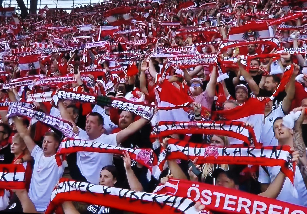 PeterFilzmaier's tweet photo. Es ist so ⚽️🇦🇹 ... Wenn "wir" heute gewinnen, können die @EukeFrank und ich vielleicht den @ArminWolf überreden, dass #DerProfessorundderWolf übermorgen im Wiener Theater im Park in österreichischen Nationaltrikots auftreten. Eure Tipps?
#AUT #AUTTUR #EURO2024 https://t.co/9jD2XD0Xab