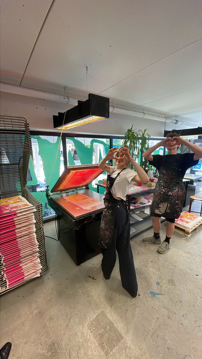 De platenhoezen van Sun House met design van Cyanne van den Houten zijn gezeefdrukt en vanochtend door Wim Dekker van Blowpipe Records opgehaald om ze bij Record Industry in Haarlem te voorzien van vinyl. From Kapitaal, with love <3