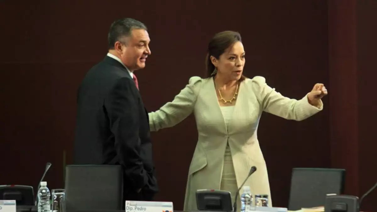 ElNopalTimes's tweet photo. Genaro García Luna y Josefina Vázquez Mota, ambos criminales, provocando involuntariamente un agarrón entre Javier Lozano el #SacoDePus y Marko Cortés en Atypical TV. 

Lo cómico que es ver una pelea entre PANistas ambiciosos vulgares no tiene precio. 

¡Gracias Carlos Alazraki! https://t.co/ExKOYXyFPj