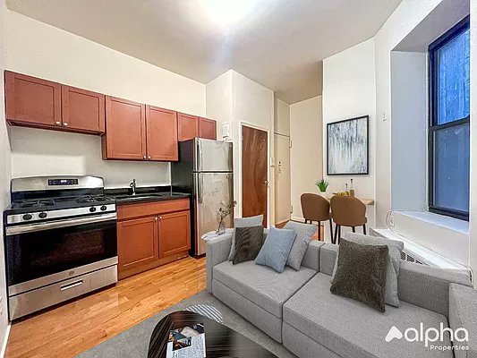 AlphaProNYC's tweet photo. Newly Renovated – 1 BR Apt – LES, NY
DEAL OF THE SEASON! 
Contact: Leasing@AlphaNYC.com
-Queen sized bedroom
-Polished hardwood floors throughout.
-Updated granite kitchen with stainless steel appliances.
-Natural light in every room.
-Multiple closets throughout the unit https://t.co/00nUXMqcF4