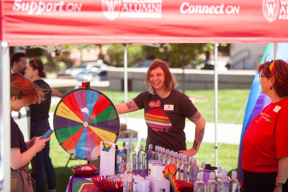 Scenes from the Pride Picnic on Library Mall last week, hosted by <a href="/UWGSCC/">Gender and Sexuality Campus Center</a> and <a href="/WisAlumni/">Wisconsin Alumni</a>. 🦡🏳️‍🌈🏳️‍⚧️ Students, faculty, staff, and alumni gathered to connect and feel the strength and support of the LGBTQ+ communities on campus. news.wisc.edu/badger-pride-o…