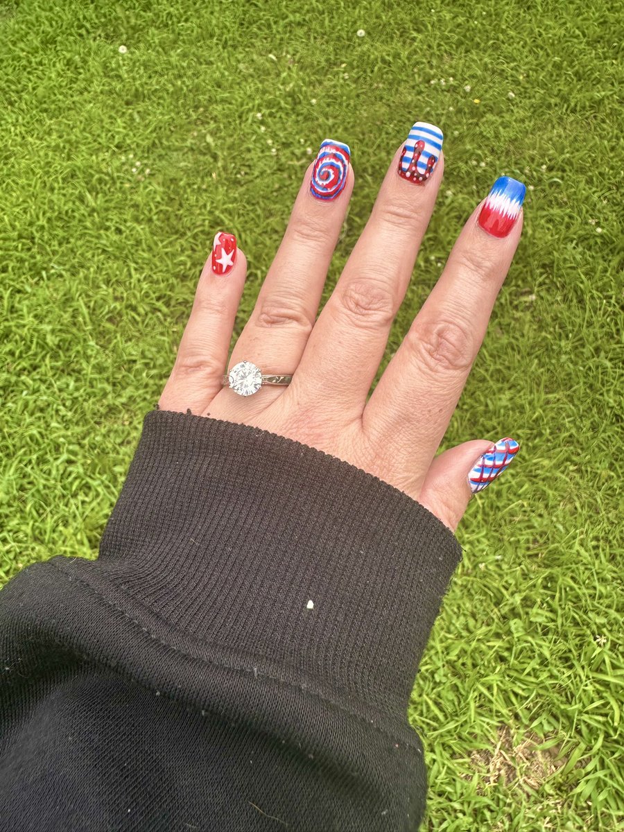KAggy2012's tweet image. 4th of July nails turned out so fucking cute!! I’m obsessed! 💙🤩🎆 #nailday #sofuckingcute #julyfourth #holidaynails #love