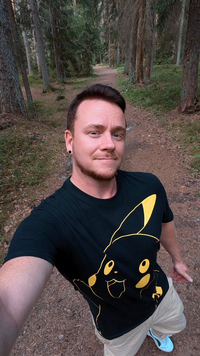 Teezkut's tweet photo. Happy anniversary everyone!! Can't believe it's been 8 years!! Sadly I wasn't lucky enough to find a shiny... #pokemongo #PokemonGOApp #Pikachu #cakehat https://t.co/sfY5WCpgGX
