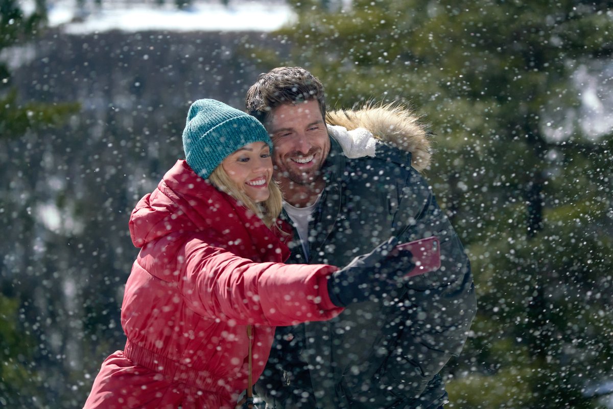 fangirlish's tweet photo. Ugh, we wanted to love, but it fell short. Like really short. But here we are and it's Christmas in July. Our review of #FallingLikeSnowflakes - https://t.co/iFBiIKu6re https://t.co/73ymEIGO8f