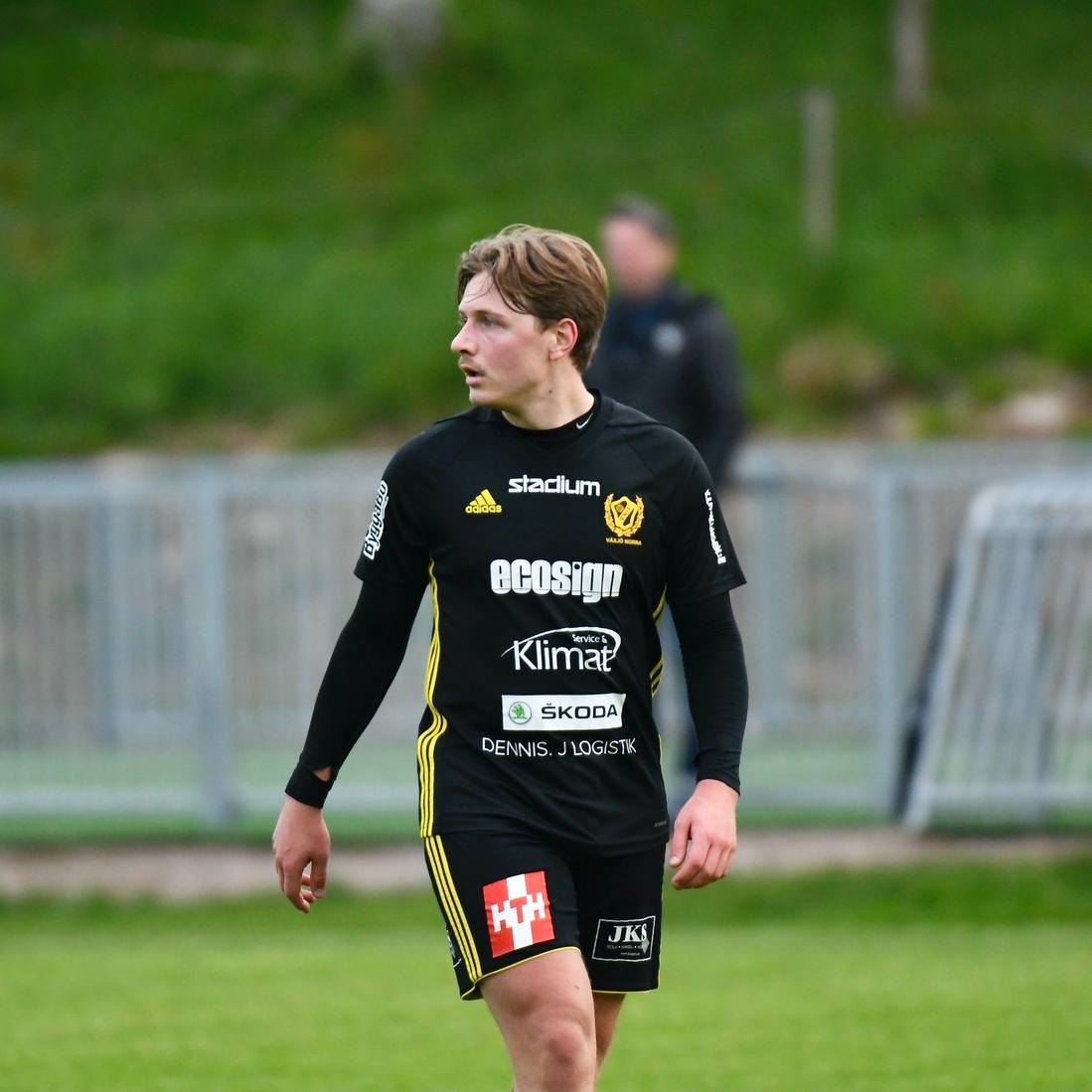 vaxjonorra's tweet photo. Jacob Croby Edh - 100 matcher för Växjö Norra IF

I fredags i samband med hemmasegern mot Sölvesborg uppmärksammades Jacob Croby Edh för sina 100 tävlingsmatcher för Växjö Norra. https://t.co/7TPxyirpy4