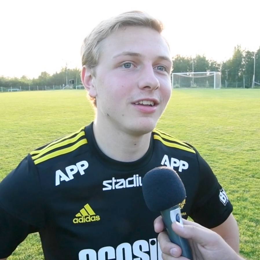 vaxjonorra's tweet photo. Jacob Croby Edh - 100 matcher för Växjö Norra IF

I fredags i samband med hemmasegern mot Sölvesborg uppmärksammades Jacob Croby Edh för sina 100 tävlingsmatcher för Växjö Norra. https://t.co/7TPxyirpy4