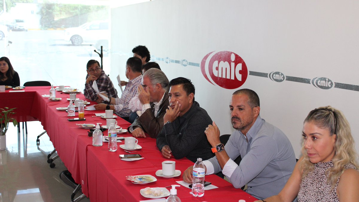 QroCMIC's tweet photo. Hoy, en la reunión semanal del XVIII Comité Directivo de la #CMICro, se habló sobre la formación de Operadores de Maquinaria Pesada, implementando programas de capacitación de forma regular y la invitación a asistir al "Open House 2024".
#FormaciónProfesional #OpenHouse2024 https://t.co/1s5W1EYhkB