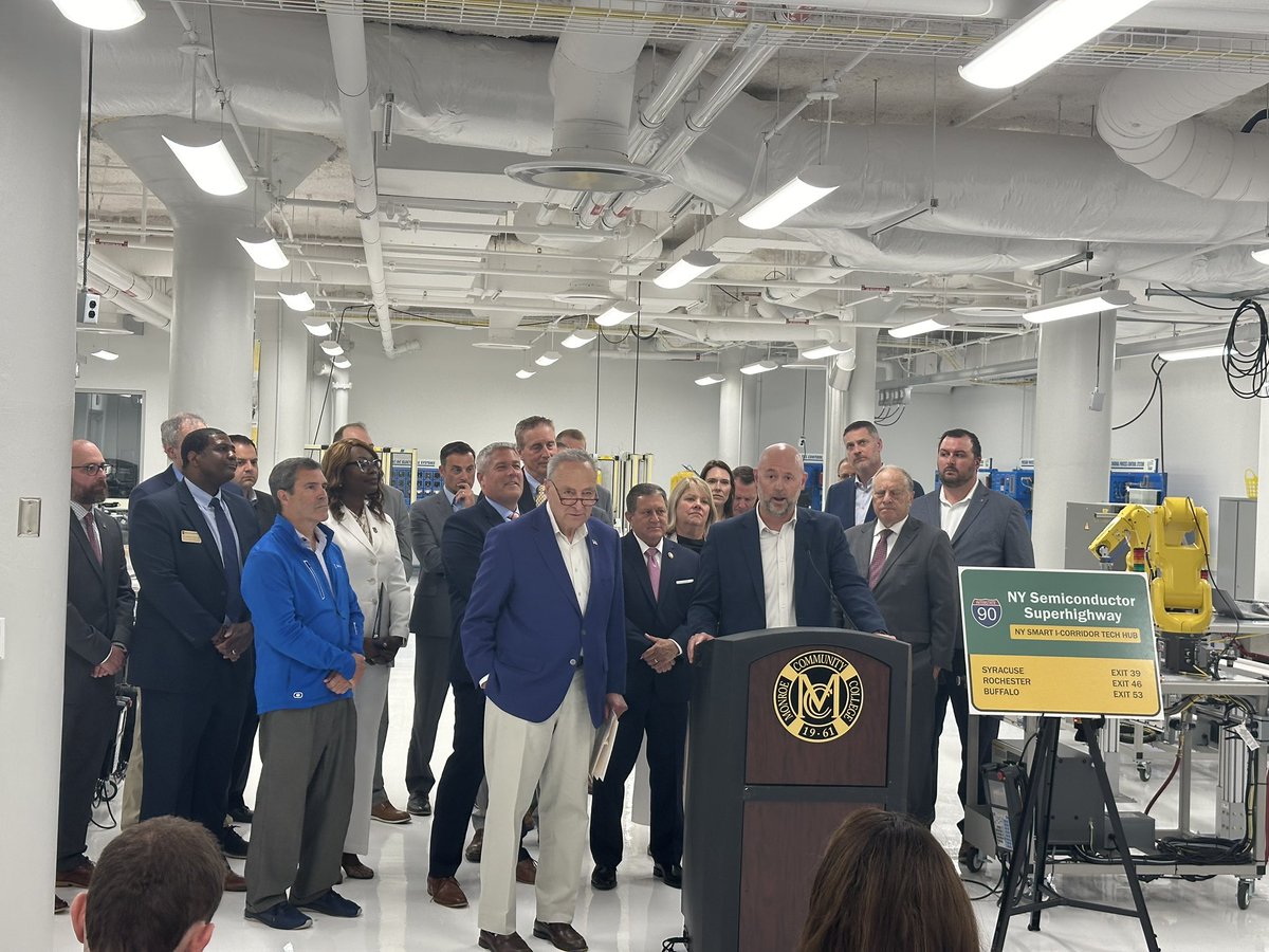 Honored to join <a href="/SenSchumer/">Chuck Schumer</a> as he announces a $40M <a href="/US_EDA/">EDA</a> grant to the NY SMART I-Corridor Tech Hub to advance semiconductor manufacturing across the BUF-ROC-SYR region. This investment will boost local businesses &amp; create job opportunities. Read more: greaterrochesterchamber.com/2024/07/02/gre…