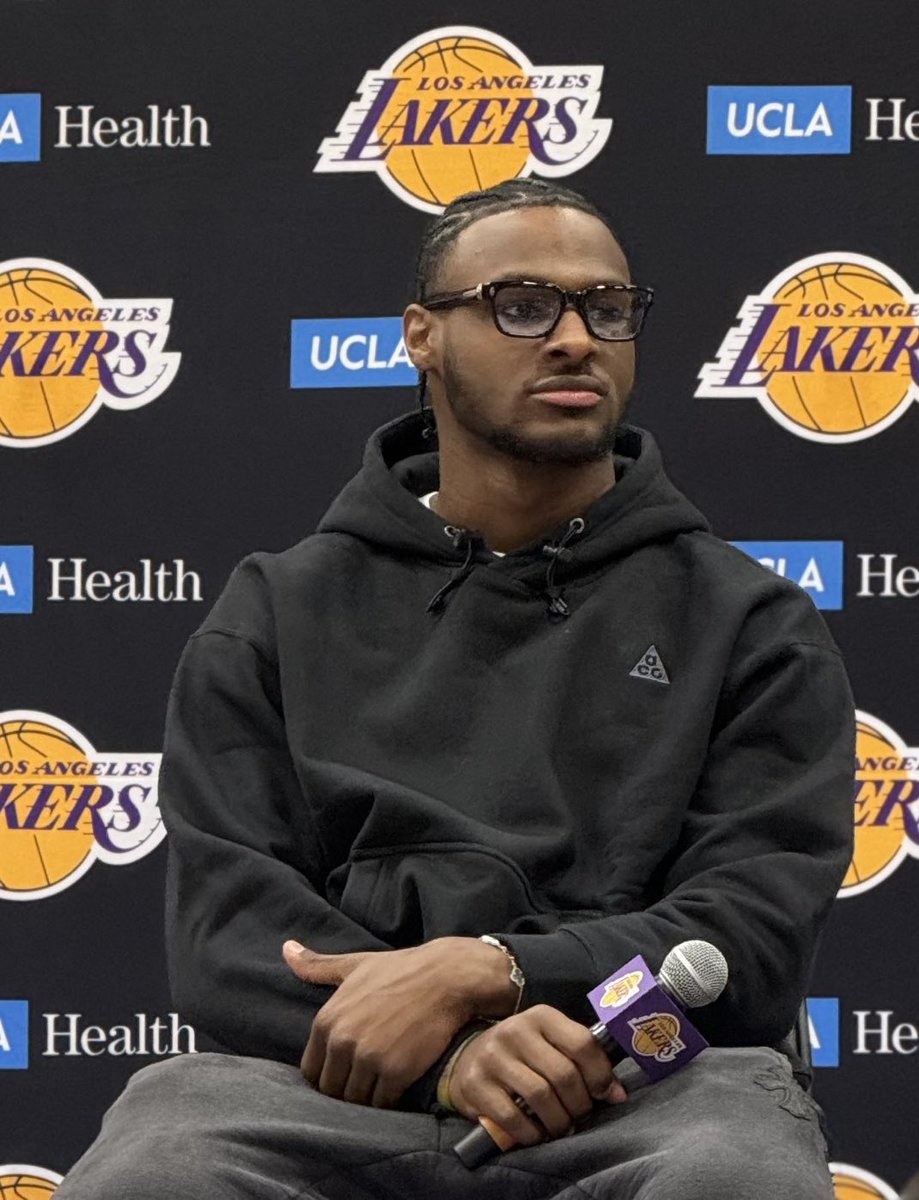 TheHoopCentral's tweet photo. Bronny James at the Lakers press conference. 

(📸 @BenGolliver) https://t.co/zvPpRpG1Bg