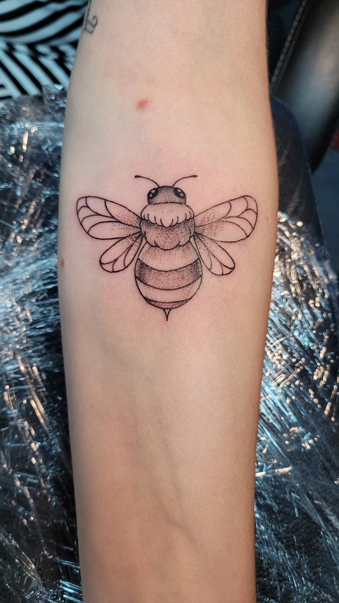 Hoopfull_'s tweet photo. Lil bee to make me happy! https://t.co/0I33NW2PH8