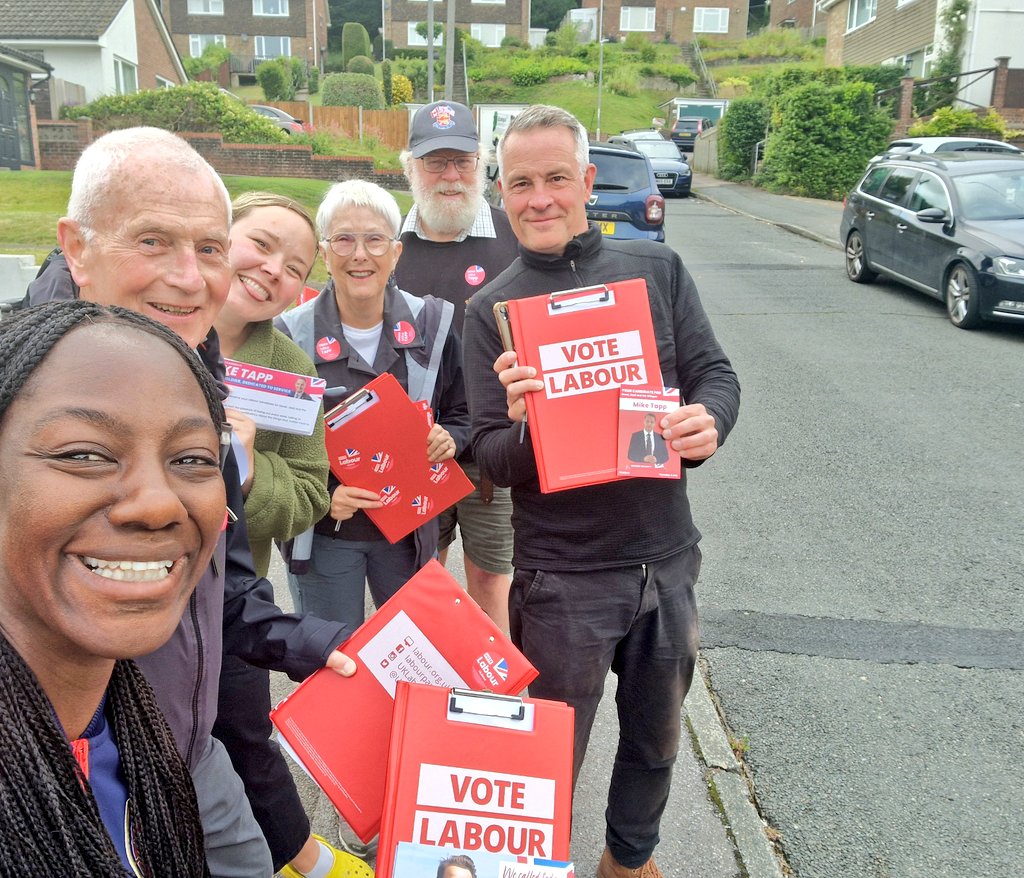 ValerieABossman's tweet photo. #Vote4Change #Dover & #Deal There's only one option a local told me on the #Labourdoorstep ...I just smiled & listened, thereafter responded #Thank-you
The beauty of volunteers ensures that chats take place so that each individual is heard & participates in voting🗳🤞🏾🌹 #TeamTapp https://t.co/0sfc6KKO5p