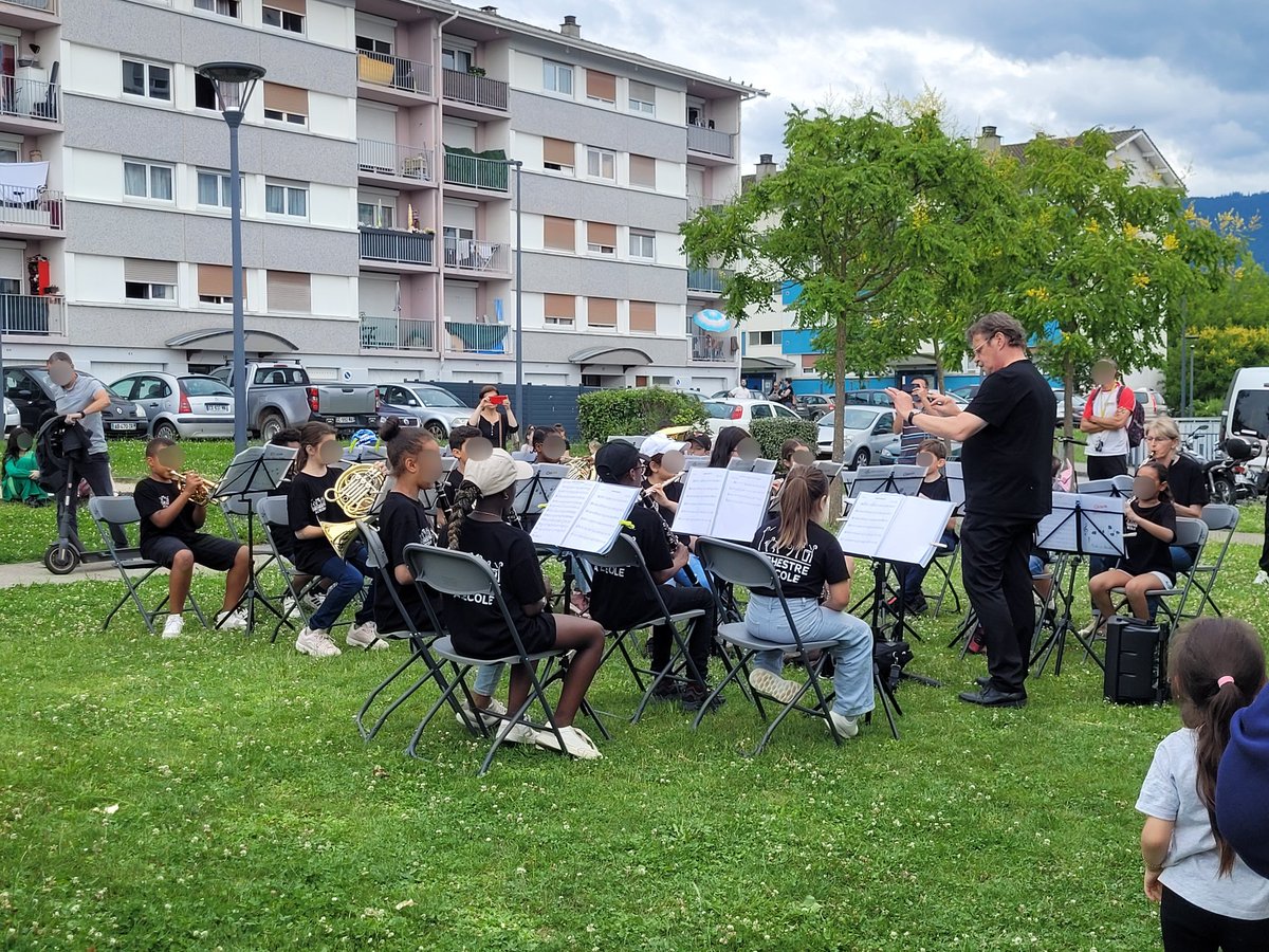Concert de "l'orchestre l'école" de l'école du Morillon à Thonon. Un beau moment musical au cœur du quartier de Collonges. Bravo aux musiciens 👍<a href="/DSDEN74/">DSDEN 74</a> <a href="/noel_fiorello/">Fiorello Noël</a> <a href="/MV_ATICE/">Morgan Vernet</a>