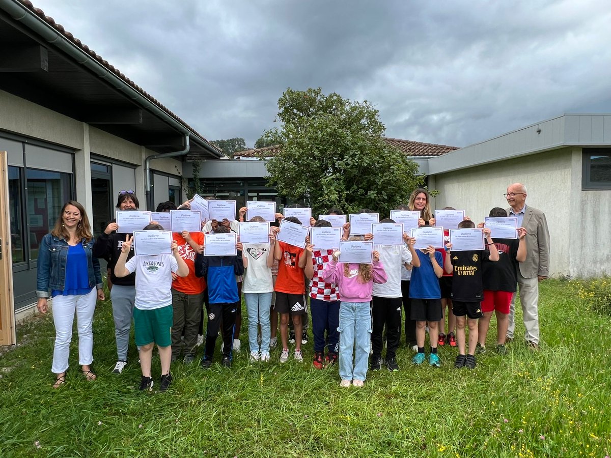 ChristelleGeo15's tweet photo. Remise des diplômes "petits veilleurs de la memoire" en présence du Gal MARTRE. Un travail de mémoire au travers de portraits de  Résistants du chablais. Félicitations aux élèves et à leur enseignant.@DSDEN74Memoires @DSDEN74 @onacvg @noel_fiorello @MV_ATICE https://t.co/SuDB5MUaLA