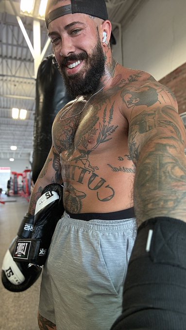 just your average lgbtqia+ boxer. https://t.co/RbNa0InLqb<a href="/tag/selfie"class="tags"><span>#selfie</span></a>