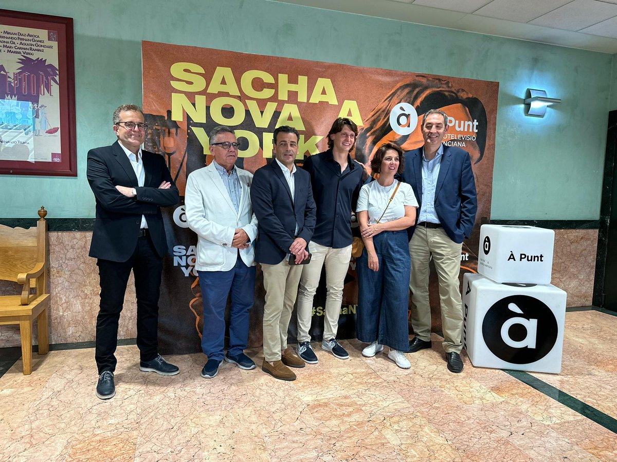 apunt_media's tweet image. 🎬Preestrena de 'Sacha a Nova York', la docusèrie que mostra que la #pilota és un joc tan popular com el bàsquet als carrers de la Gran Poma🗽
Projecció del primer capítol, en primícia als @cineslys de #València📽️
Podràs veure #SachaNY en #DocumentalsÀPunt📹, dijous a les 22:45⏰