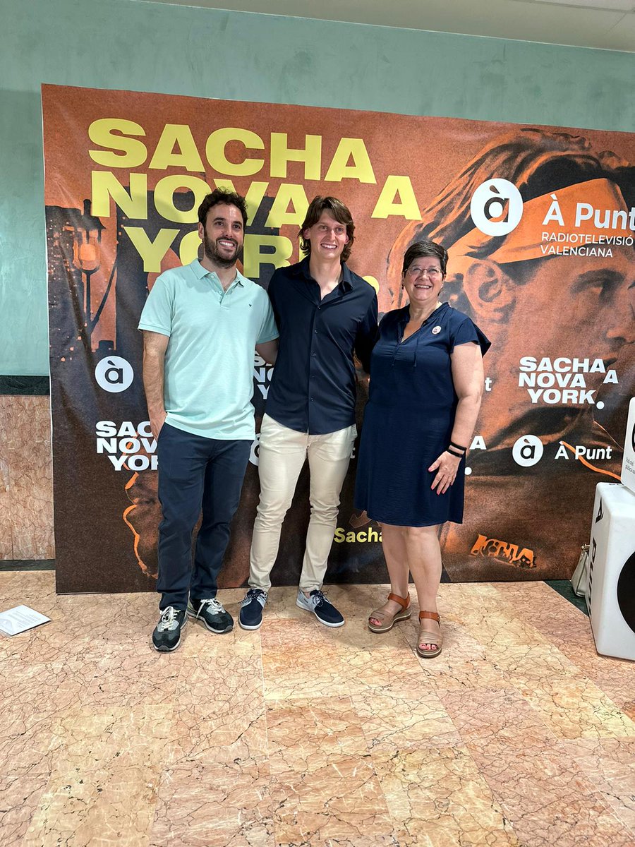 apunt_media's tweet image. 🎬Preestrena de 'Sacha a Nova York', la docusèrie que mostra que la #pilota és un joc tan popular com el bàsquet als carrers de la Gran Poma🗽
Projecció del primer capítol, en primícia als @cineslys de #València📽️
Podràs veure #SachaNY en #DocumentalsÀPunt📹, dijous a les 22:45⏰