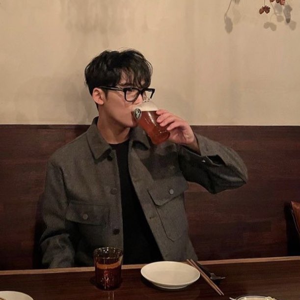 nelagsss's tweet photo. ⠀⠀⠀⠀⠀⠀⠀ ͏ ͏͏͏͏ ͏͏͏͏͏͏͏ ✩°｡🏞️ #𝐁𝐨𝐫𝐝𝐞𝐫𝐭𝐫𝐚𝐯𝐞𝐥 ¡Cerveza y comida en Suiza! Un paseo porque me estaba aburriendo en el hotel. https://t.co/x1wAPNQ7we