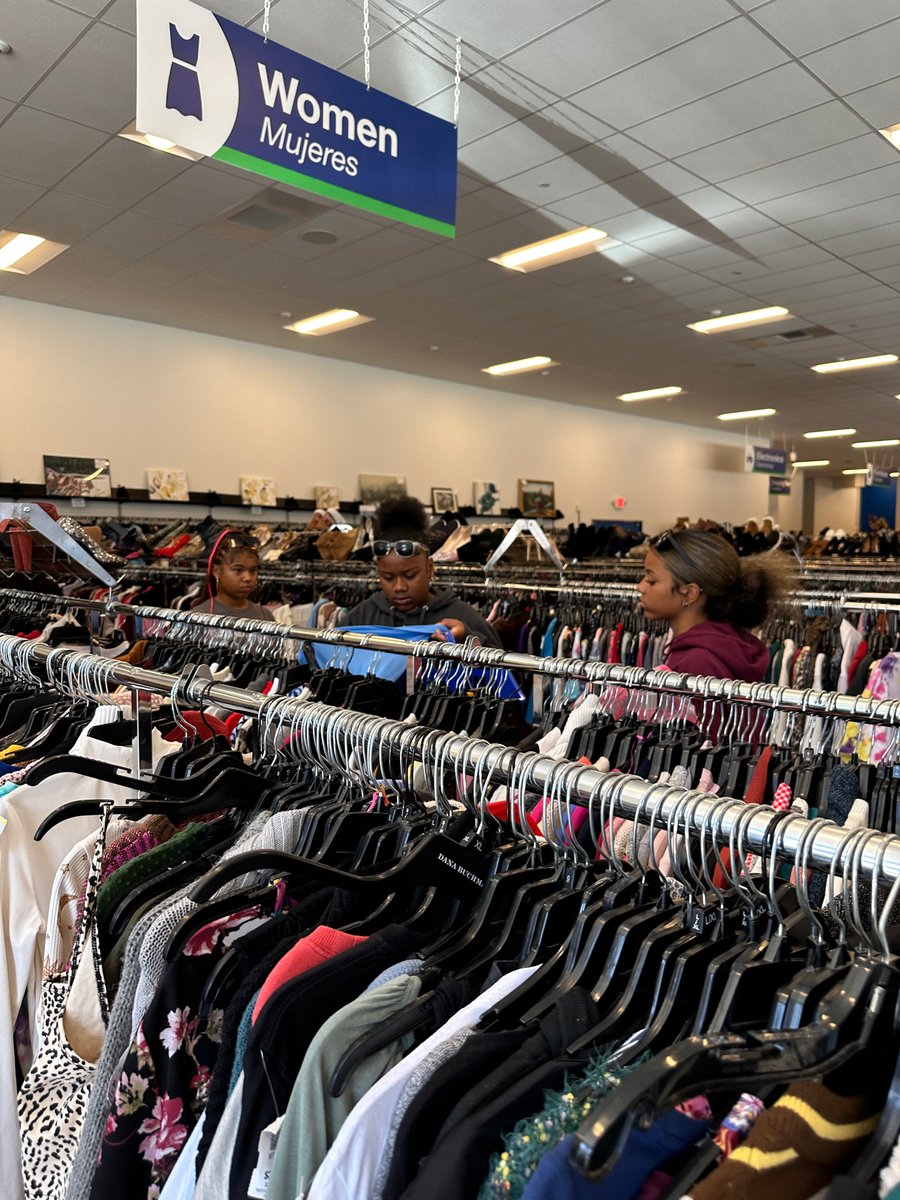 BestoftheBatch's tweet image. Girl Talk: Field Trip 🚎 Today we took a trip to Goodwill to get fabric for the fashion show! We cannot wait to see the finished results on the runway! 

 #campbatch #graditude #bootcamp #summercamp #clubhouse #weready