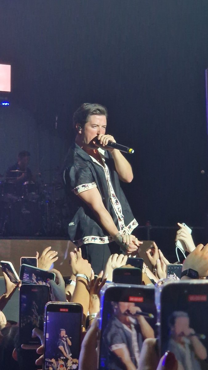 ValeMcMuffin's tweet photo. I love him 🥰 @1LoganHenderson #BigtimerushMadrid It was a dream come true to see him perform, My 12 year old self is still assimilating it see one of my favorite people in the world, I still can't believe I was there to see him ♥️🇪🇸 https://t.co/rSBnKS7hGk