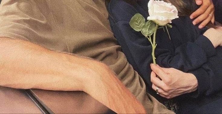 اوعدك ببقى احبك حتى لو صبرري خلص
لو بعادك كان موجع نقسمه نص بنص🤍