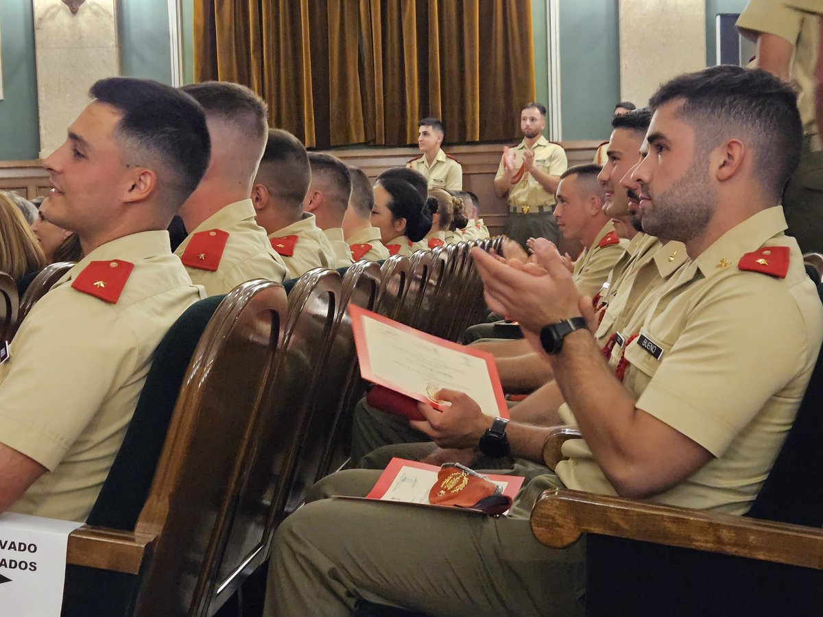 CUD Zaragoza (@cudzaragoza) on Twitter photo ¡Felicidades a los 212 egresados de nuestra X promoción de Ingeniería de Organización Industrial! Nos llena de orgullo haber contribuido, junto a #AGM_ET, a vuestra formación como tenientes <a href="/EjercitoTierra/">Ejército de Tierra 🇪🇸</a>, empleo que celebraremos mañana con vosotros en entrega #RealesDespachos ¡Felicidades a los 212 egresados de nuestra X promoción de Ingeniería de Organización Industrial! Nos llena de orgullo haber contribuido, junto a #AGM_ET, a vuestra formación como tenientes <a href="/EjercitoTierra/">Ejército de Tierra 🇪🇸</a>, empleo que celebraremos mañana con vosotros en entrega #RealesDespachos