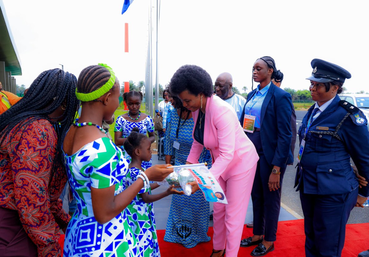 OPDD_Burundi's tweet image. La Première Dame S.E Angeline Ndayishimiye est bien arrivée à #Freetown #SierraLeone, ce 2 juillet 2024. Un accueil chaleureux lui a été réservé à l'Aéroport International de Lungi. #Burundi #SierraLeone #Cooperation