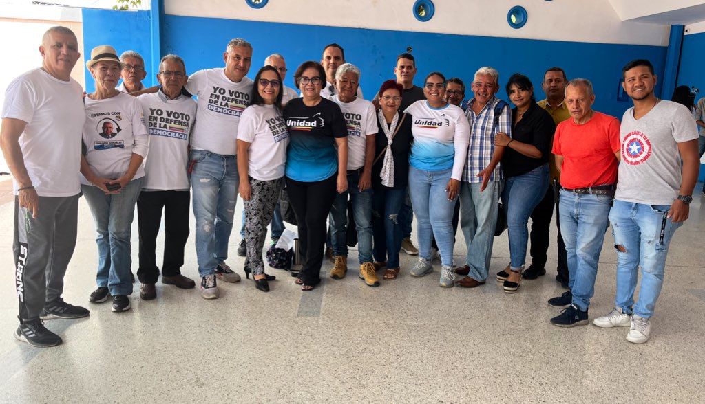 karelisherediah's tweet photo. #1Jul |  Rueda de Prensa de la Central Electoral Regional junto a la Comisión Técnica Electoral de los factores políticos y civiles. En unidad demostramos que desde Lara nuestro compromiso es irrenunciable con la recuperación de la democracia en Venezuela. https://t.co/v37iFEwmph