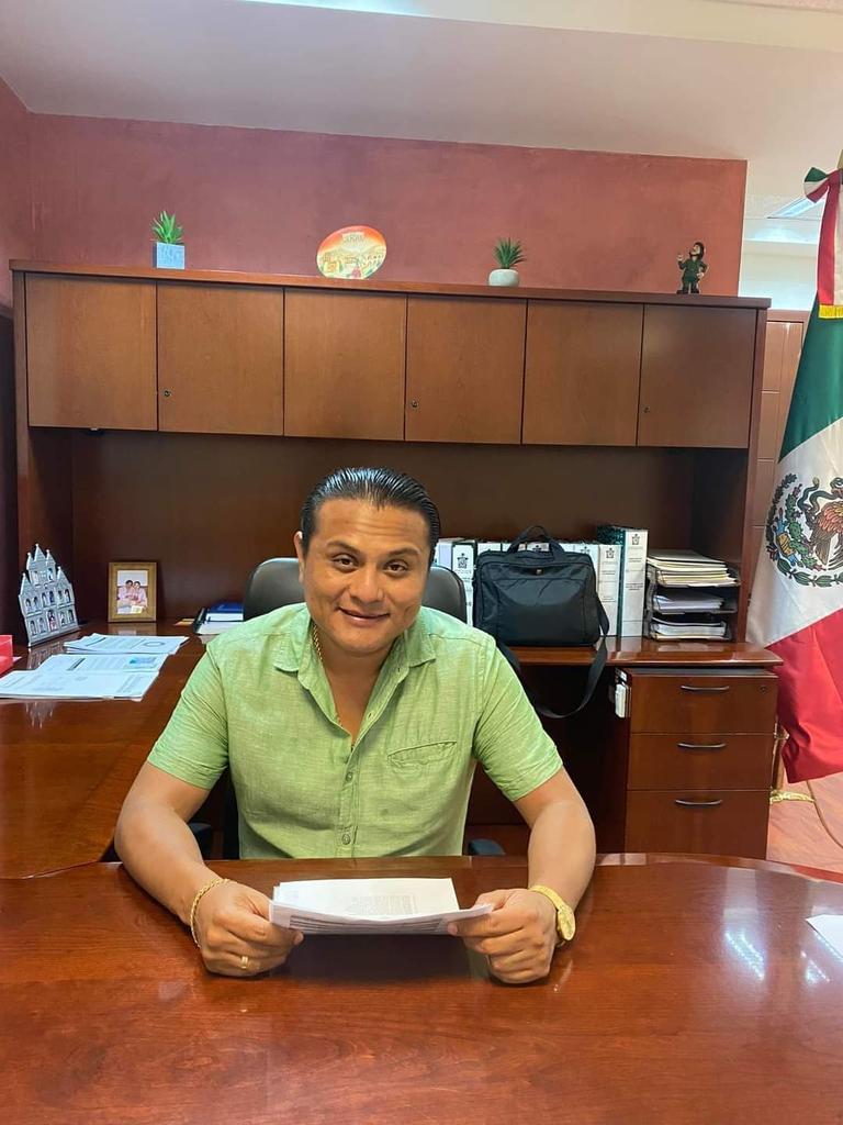OaxCl93121's tweet photo. Más pronto cae un hablador que un cojo. Mientras @salomonj justificó y salvó el pellejo ante el pueblo bueno, el director de Patrimonio de @Admon_GobOax, Melquiades Antonio Ruiz, a quien separó del cargo por compra de vehículos blindados, apareció en el megatequio en Coixtlahuaca https://t.co/PNPyN9mMF3