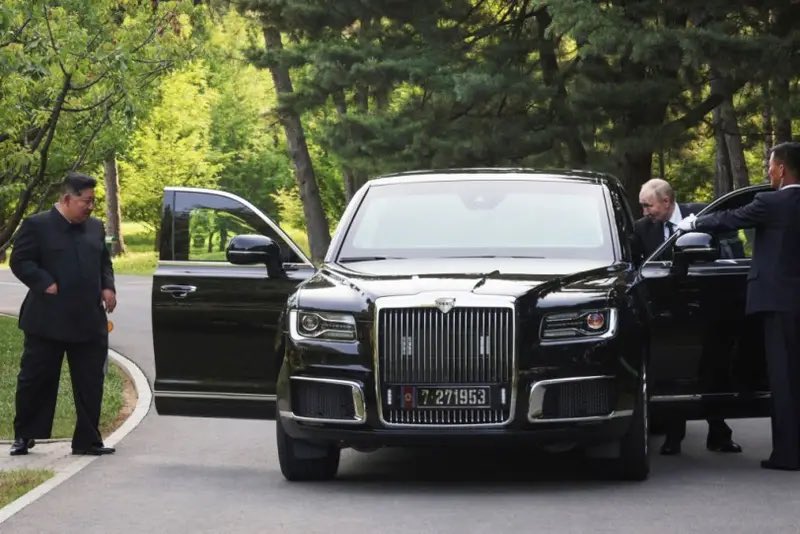 AutoExpres26731's tweet photo. تقرير ..سيارة أوروس Aurus الروسية المصفحة 🇷🇺التي اهدائها بوتين لزعيم كوريا الشمالية 🇰🇵 تعتمد على واردات غربية ! 🤔
التفاصيل كاملة اكتشفها بالتقرير 👈 https://t.co/FufnatK4ww
#روسيا #كورياالشمالية #سيارات_مصفحة #أوروس
#russian #southkorea #Aurus #aurusllc
#auto_express_eg https://t.co/fJXcvhieHT