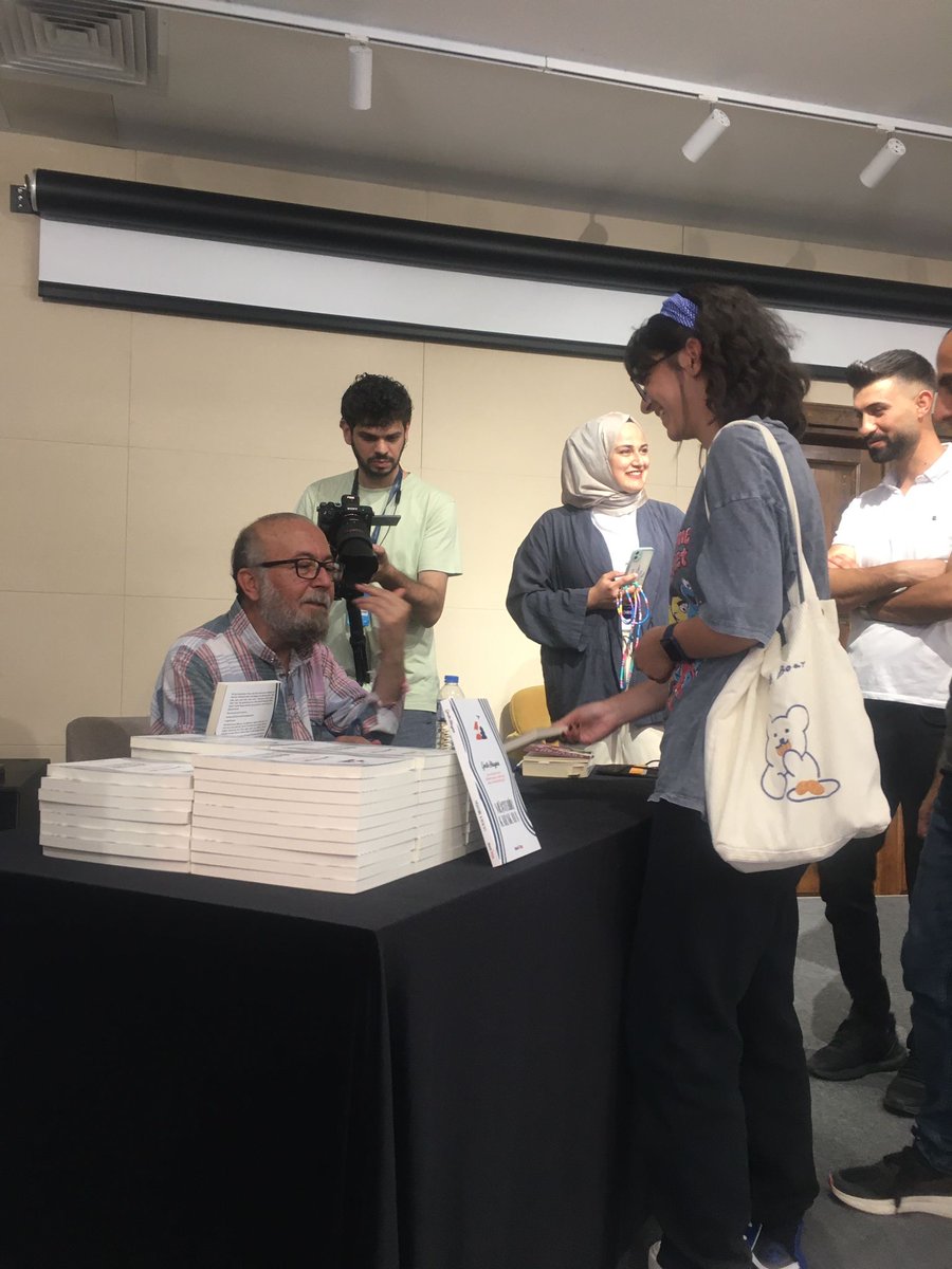 Üstat Müştehir KARAKAYA ile çok  verimli geçen söyleşi-imza etkinliği gerçekleştirdik.Etkinliğe katılan konuklara ve kıymetli Müştehir KARAKAYA’ya çok teşekkür ederiz 📚

#şehirdefestivalvar 
#vankültüryolufestivali 

<a href="/vankulturizm/">Van İl Kültür ve Turizm Müdürlüğü</a> <a href="/tcvanvaliligi/">T.C. Van Valiliği 🇹🇷</a> <a href="/TCKulturTurizm/">T.C. Kültür ve Turizm Bakanlığı</a> <a href="/55abdurrahman65/">Abdurrahman Şahin</a>
