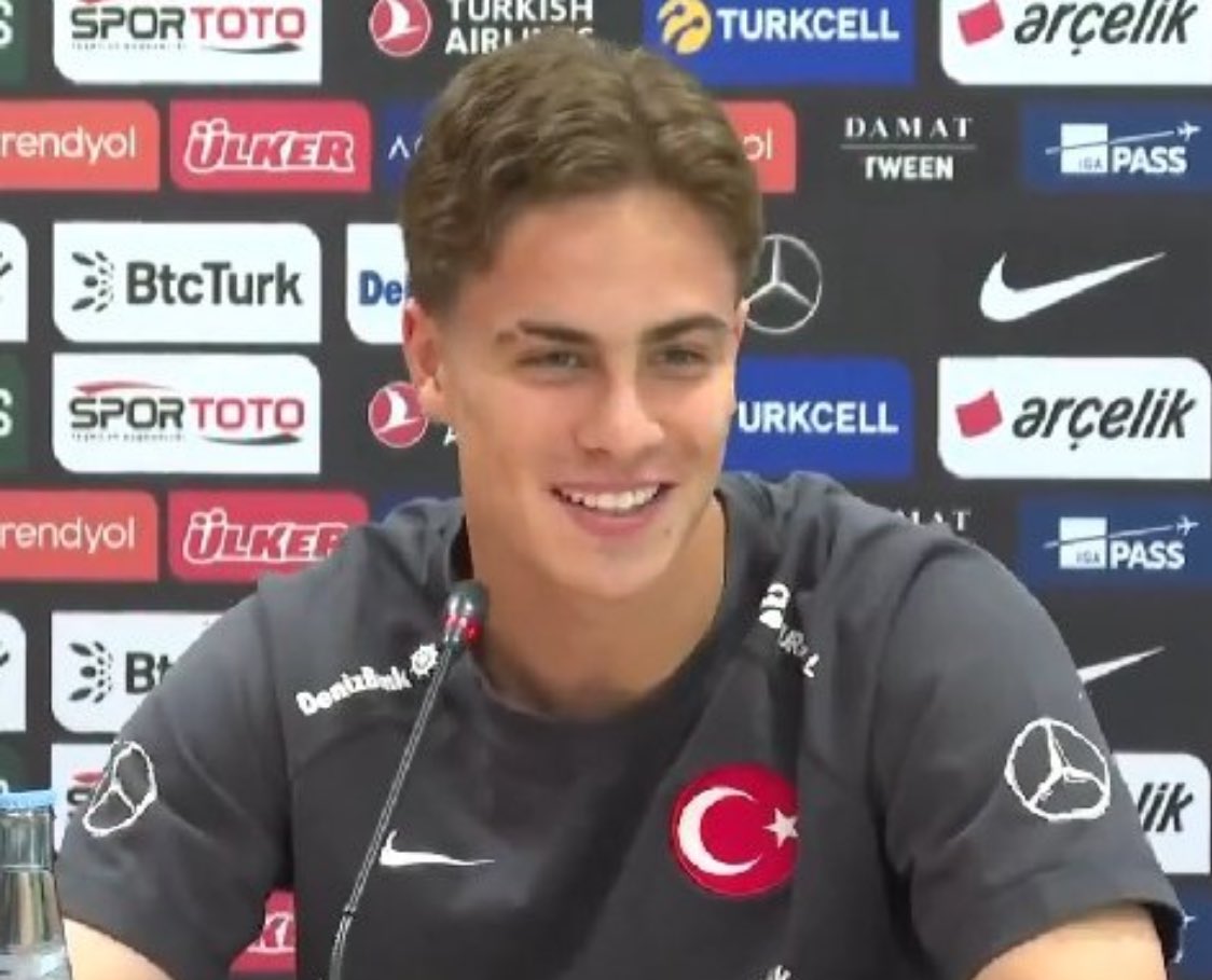 Ülkenin kezbanları çocuğa nazar değdirdi #AUTvTUR