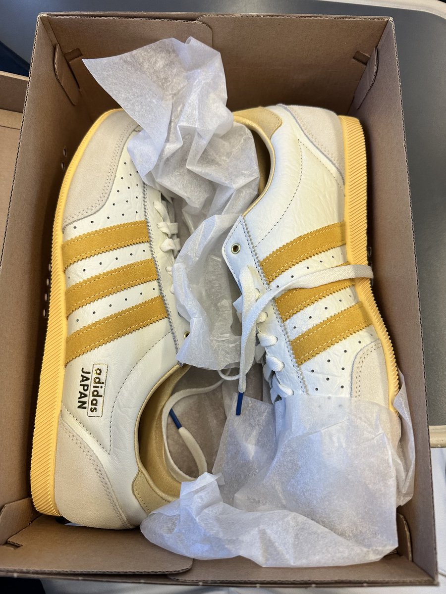 phildining's tweet image. Popped into Carnaby st after being in town for work. Full size run. Quality is superb. Nicest pair for a while. #adidas #3stripes4life #spzl ⁦@man_savings⁩