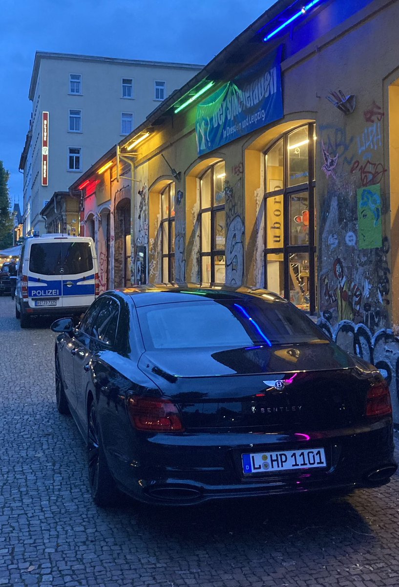 mle_erna's tweet photo. @StadtLeipzig @polizeisachsen kann man mal etwas gegen dieses Gehweg-Parken in Leipzig unternehmen? Hier: Zentrum-Süd. 
@fussverkehr_de https://t.co/lW4yhSzL16