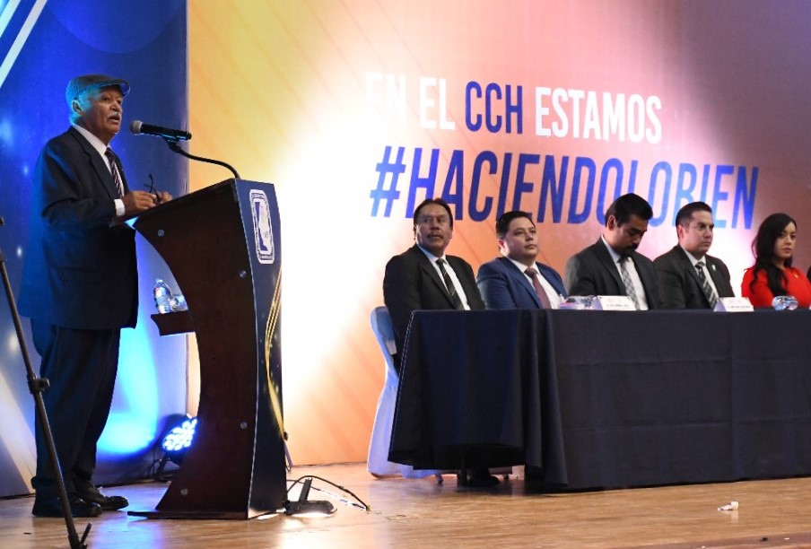UJED_Oficial's tweet image. #UJEDInforma Con la representación del rector Rubén Solís Ríos, el subsecretario general académico #UJED, José Othón Huerta Herrera, acompañado por la directora #CCH, Sara Beatriz Gamero López, y autoridades universitarias, hizo entrega de 524 certificados. #SomosUJED