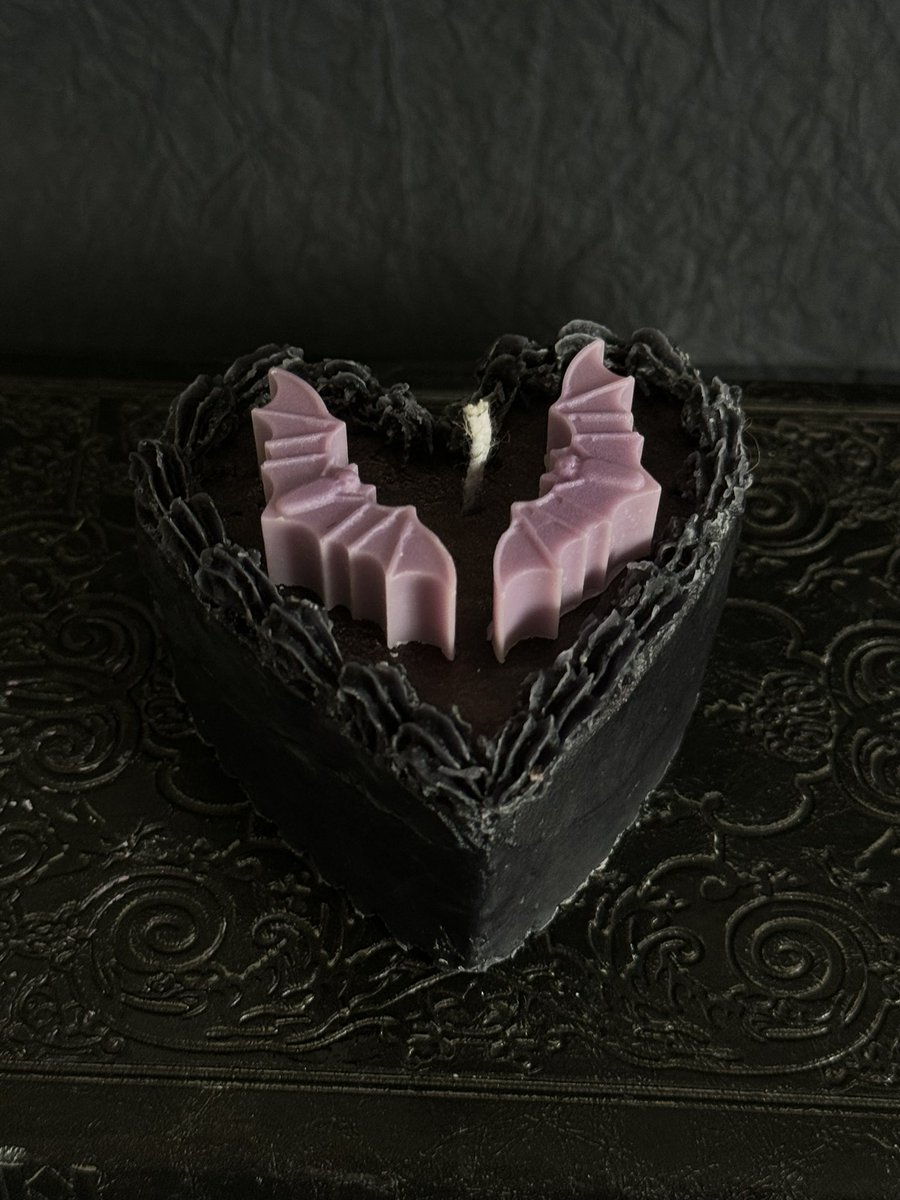 bottled_star27's tweet photo. 🦇 These chocolate fudge scented bat heart cake candles are now available on our Etsy shop, they will come in pink too for my pastel goth girlies on 7/10🦇 #bats #cakecandle @gothwickcandles 
https://t.co/gGUuKvb2xK https://t.co/LV4ejkxiDP