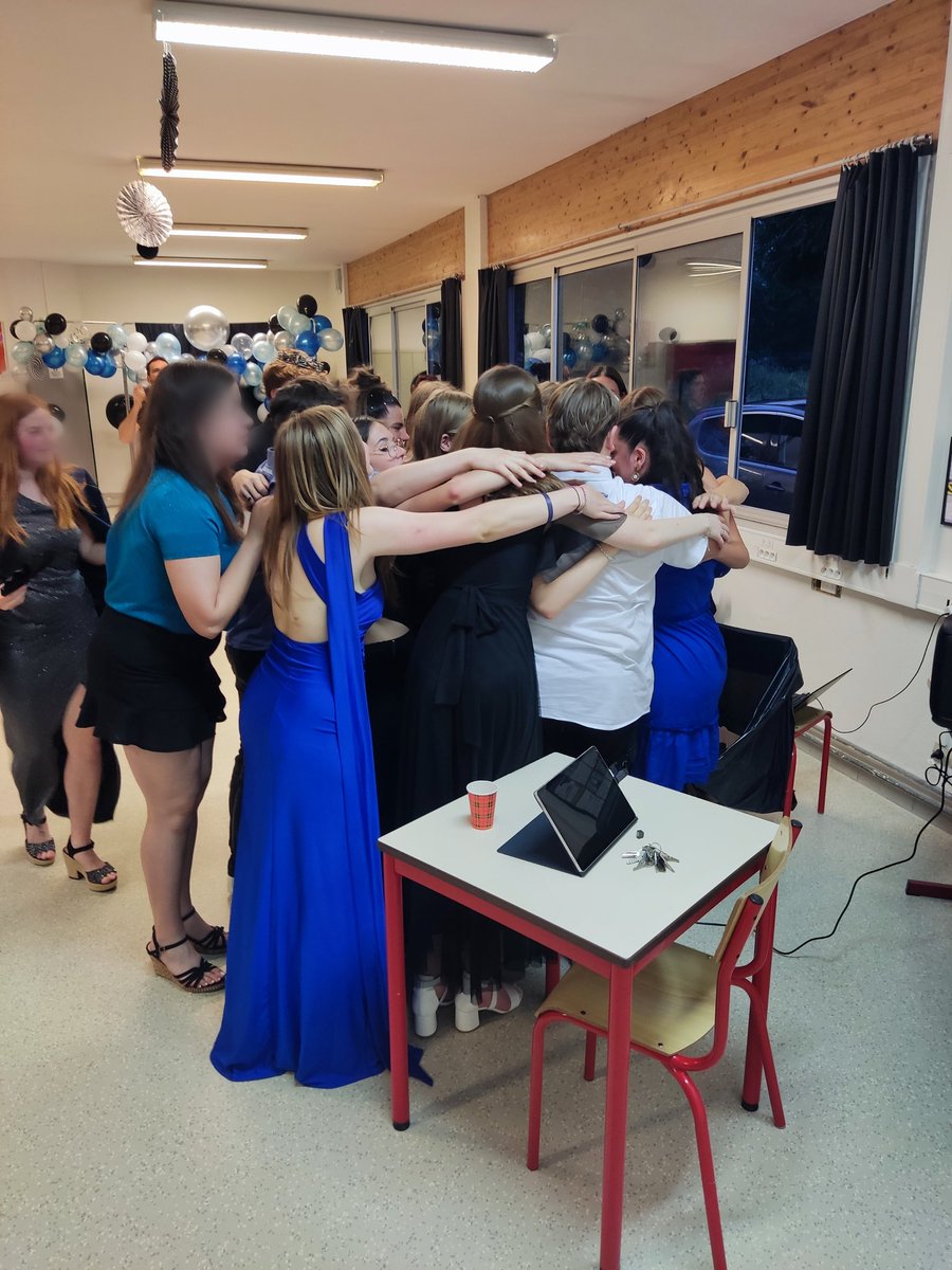 Bal de promo pour nos 3e organisé par notre CPE Mme Janin. Un moment festif après le stress du #DNB. Des élèves heureux de se retrouver, émus de quitter le collège et reconnaissants du travail fourni pour l'organisation.