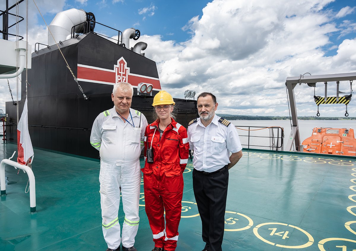 HOPAports's tweet photo. Ce fut un plaisir d'accueillir le capitaine Andrzej Tlusty et son équipage à bord du MV Polsteam Koprowo lors de son voyage inaugural depuis la Corée du Sud jusqu'au port de Hamilton !

#PolsteamKoprowo #Polsteam #Expédition https://t.co/4prFCF64Lg