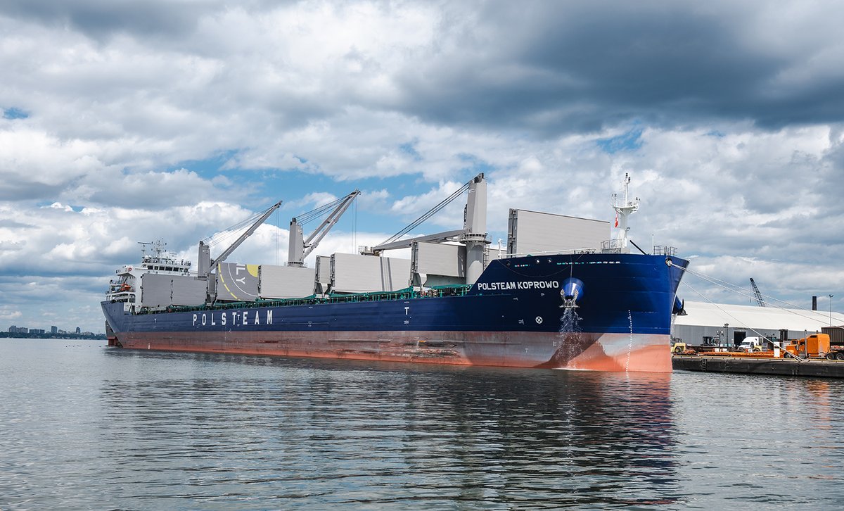 HOPAports's tweet photo. Ce fut un plaisir d'accueillir le capitaine Andrzej Tlusty et son équipage à bord du MV Polsteam Koprowo lors de son voyage inaugural depuis la Corée du Sud jusqu'au port de Hamilton !

#PolsteamKoprowo #Polsteam #Expédition https://t.co/4prFCF64Lg