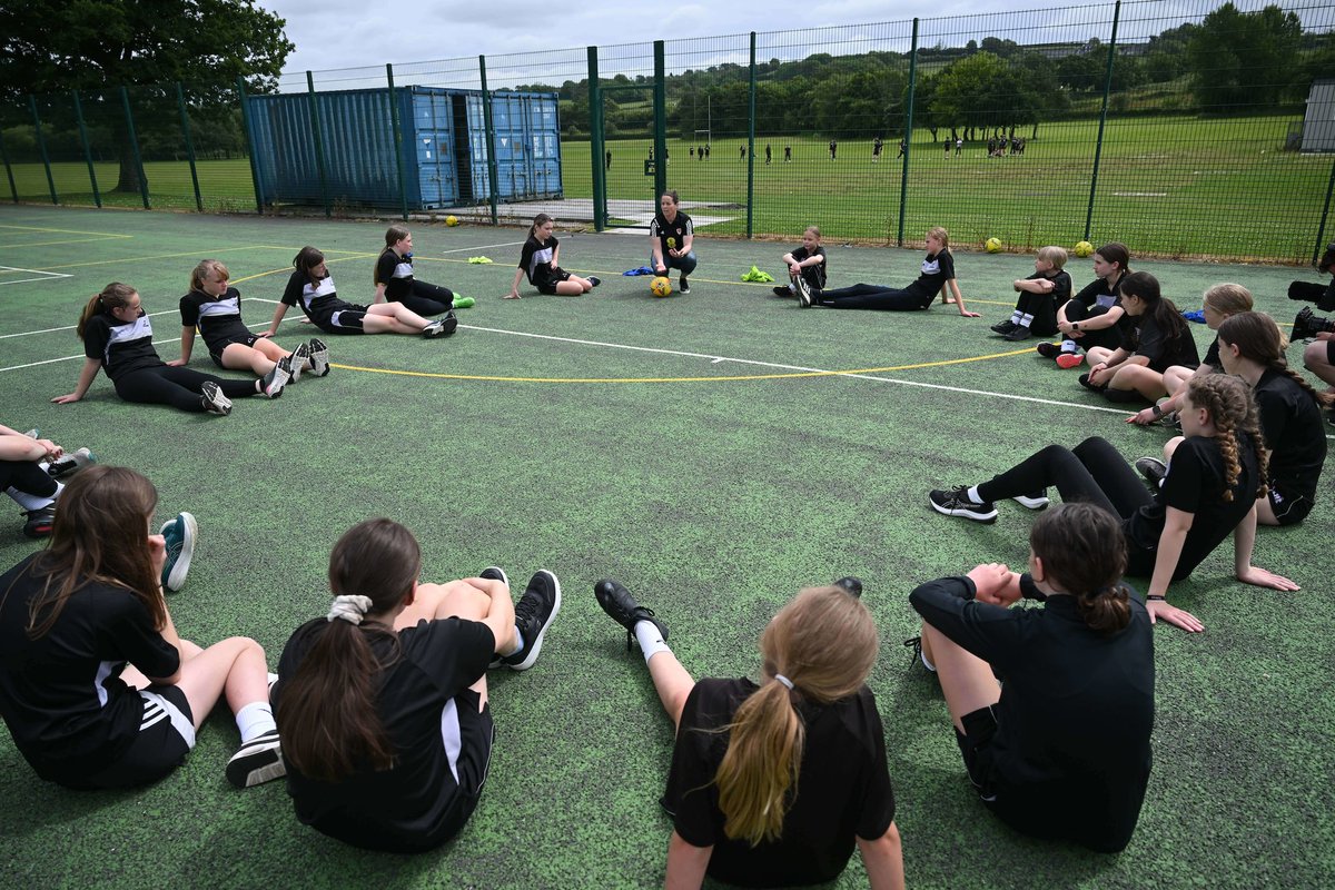 Cymru's tweet photo. Prynhawn arbennig yng Nghaerfyrddin ❤️🏴󠁧󠁢󠁷󠁬󠁳󠁿

Diolch @YGGBM for the welcome. We can’t wait to see you all at the Kosovo match!

#ForHer | #TogetherStronger https://t.co/l2UYZxgVSr